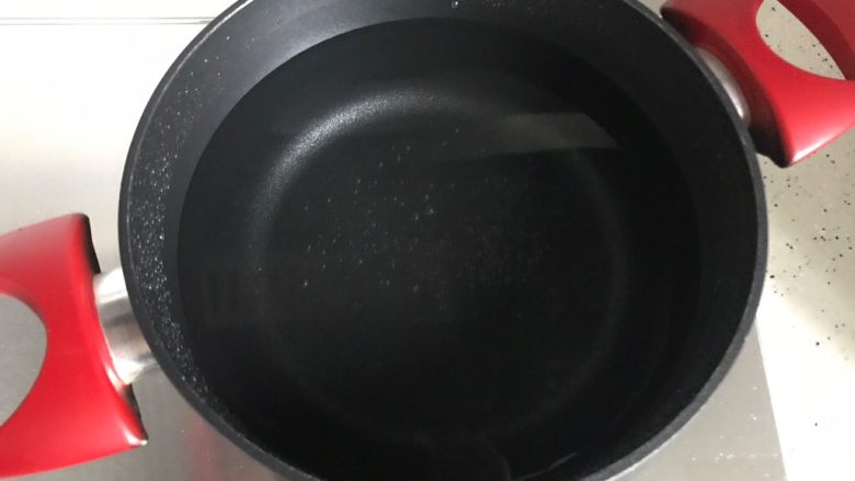 红烧土豆鸡翅根(高压锅版),锅内煮适量清水