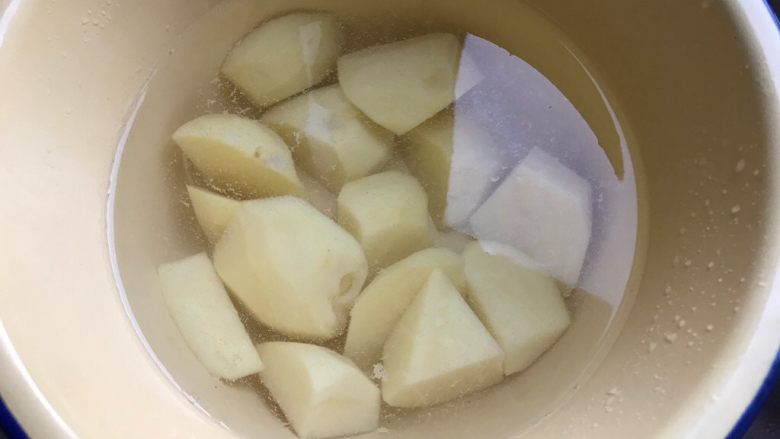 红烧土豆鸡翅根(高压锅版),土豆去皮洗净之后滚刀块,不要切的太小,以免煮制过程中煮烂,泡在清水里面以免氧化