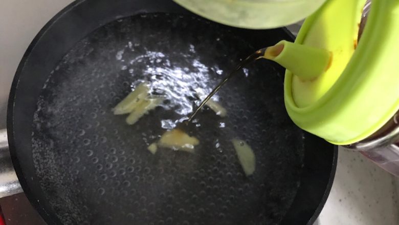 红烧土豆鸡翅根(高压锅版),水开后加入一半的姜片,并且加适量料酒