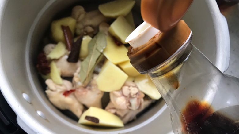 红烧土豆鸡翅根(高压锅版),加适量生抽