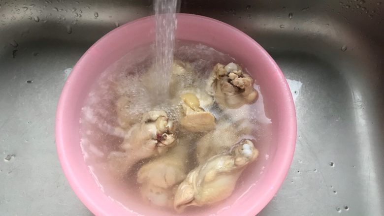 红烧土豆鸡翅根(高压锅版),煮好的鸡翅根用流动水冲洗掉表面的脏东西