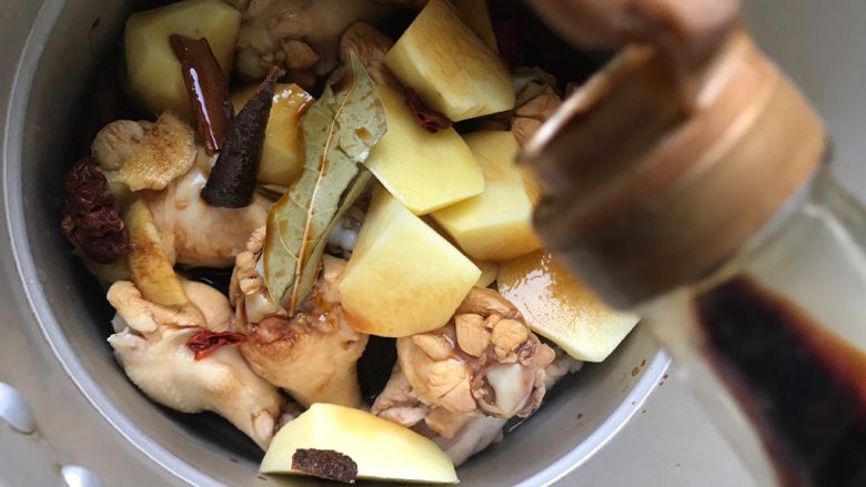 红烧土豆鸡翅根(高压锅版),加少许老抽上色