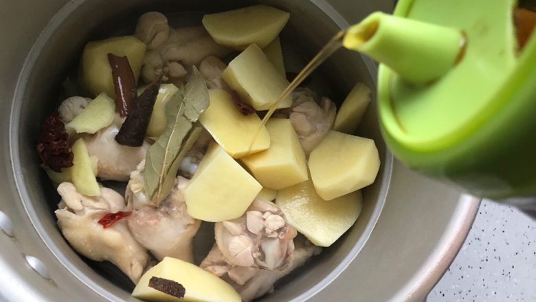 红烧土豆鸡翅根(高压锅版),加适量料酒