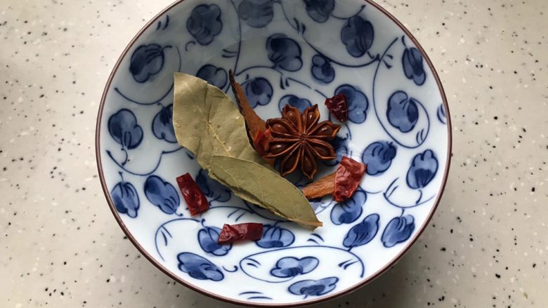 红烧土豆鸡翅根（高压锅版）,大料稍微冲洗一下