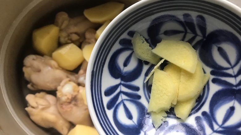 红烧土豆鸡翅根(高压锅版),加入剩余的姜片