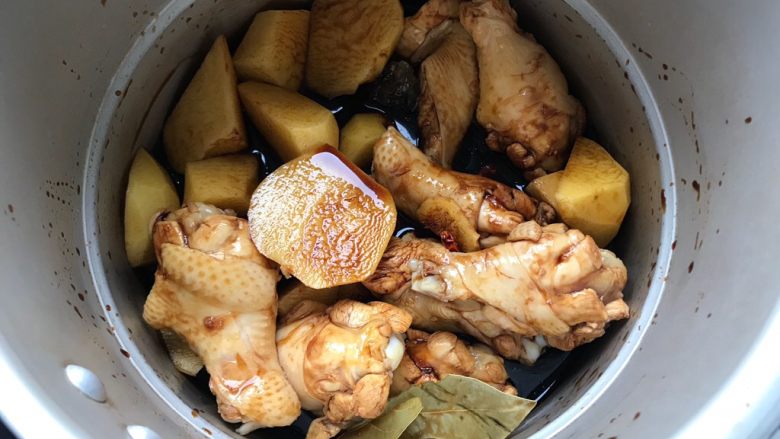 红烧土豆鸡翅根(高压锅版),搅拌均匀