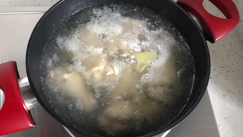 红烧土豆鸡翅根(高压锅版),放入鸡翅根,煮3.4分钟