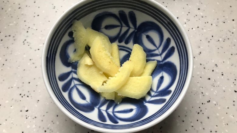 红烧土豆鸡翅根(高压锅版),<a style='color:red;display:inline-block;' href='/shicai/ 2800'>生姜</a>去皮洗净之后切成薄片