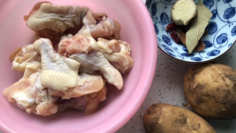 红烧土豆鸡翅根(高压锅版),首先我们准备好所有食材