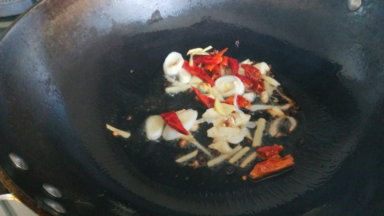 五花肉干煸豆角,放入葱姜蒜,<a style='color:red;display:inline-block;' href='/shicai/ 86474'>干辣椒</a>炒均匀。