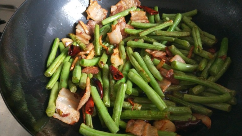 五花肉干煸豆角,最后加入盐,<a style='color:red;display:inline-block;' href='/shicai/ 756'>鸡精</a>炒均匀即可出锅。