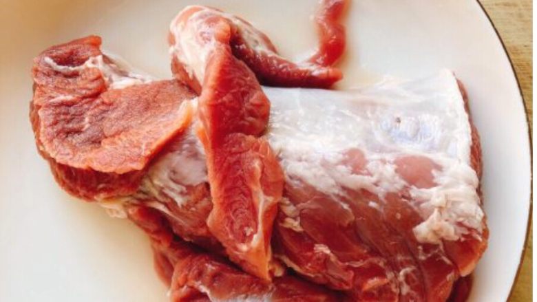 #猪里脊#榕城荔枝肉,买来猪肉,清洗干净。(喜欢吃瘦肉买里脊肉,喜欢肥瘦相间买腿肉)