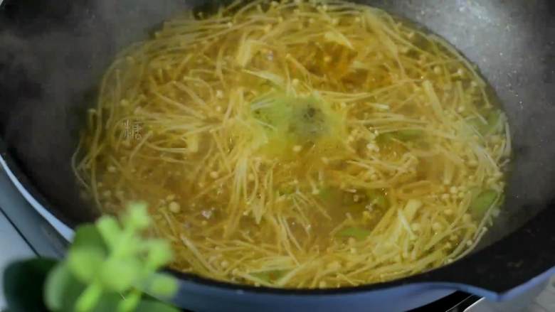 鲜美细滑的肥牛金针菇,真的好好吃,加水没过食材,再加入生抽、盐、糖,中火煮5分钟。