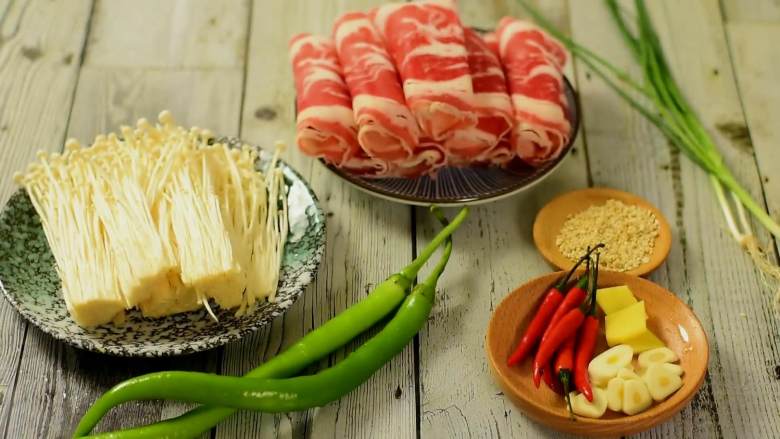 鲜美细滑的肥牛金针菇,真的好好吃,『食材』
肥牛卷/金针菇/辣椒/小米椒
料酒/生抽/糖/盐/葱/姜/蒜/白芝麻