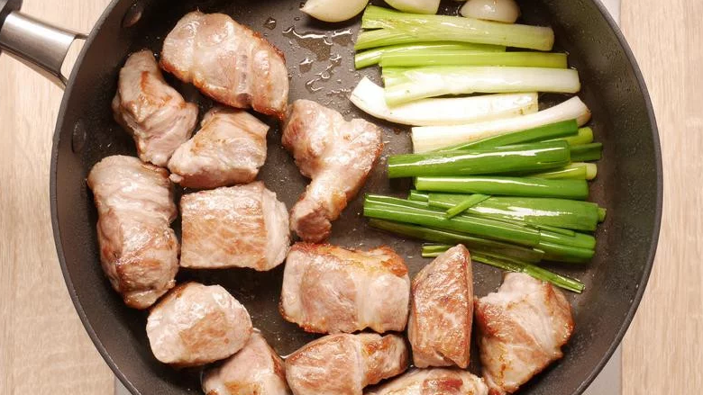 凤梨卤肉,取一平底锅(入香油),中大火先将梅花肉块煎焦香,约5分钟。接著,将煎香的肉移至锅边,再放进爆香材料炒香,约2分钟。