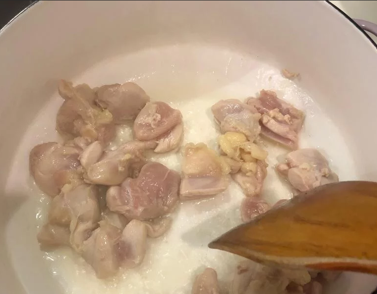 蛤蛎葱鸡汤,起油锅,下<a style='color:red;display:inline-block;' href='/shicai/ 9601'>鸡腿肉</a>,表面煎熟