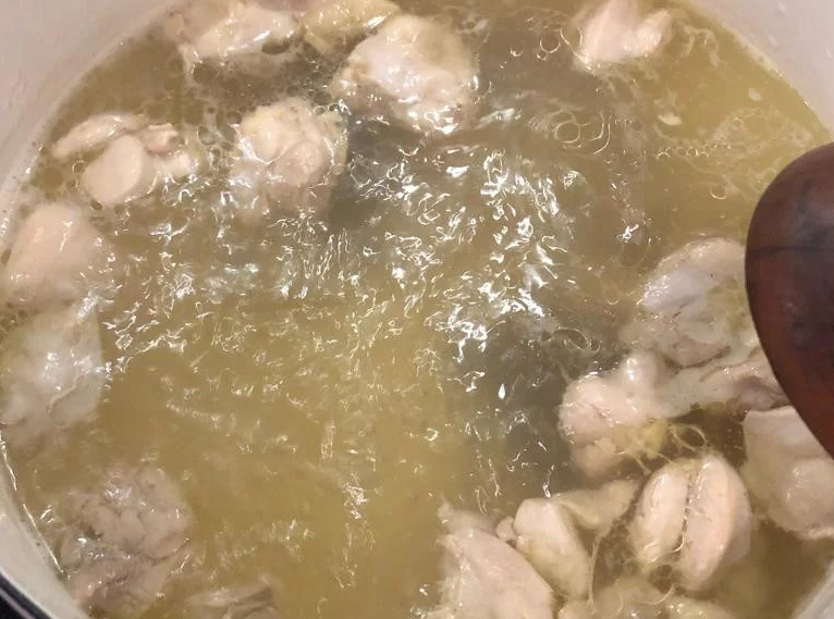 蛤蛎葱鸡汤,倒入高汤或水,煮至沸腾,5分钟,转中火煮15分钟