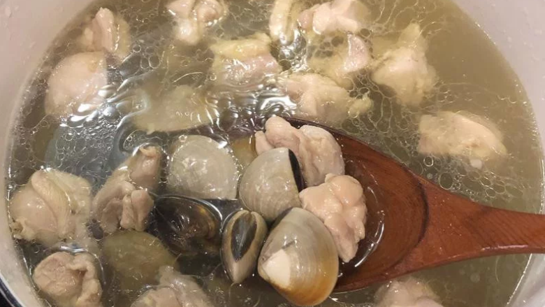 蛤蛎葱鸡汤,加入蛤蛎,煮滚