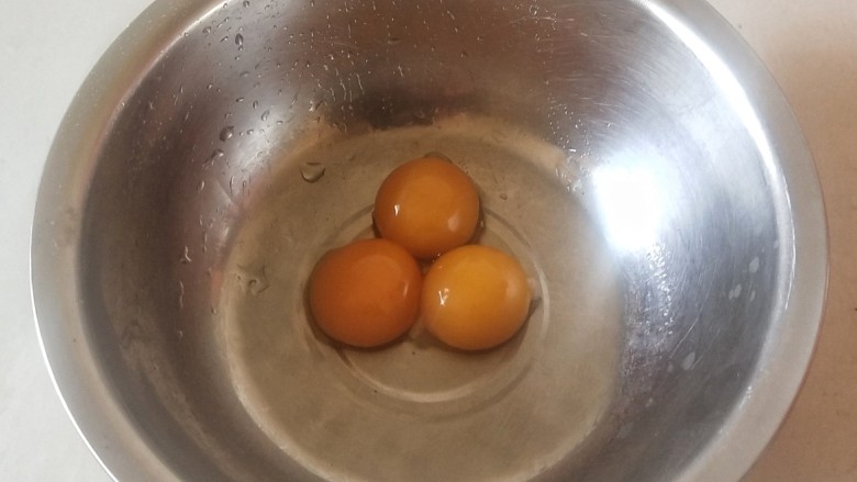 蛋挞,开始制作蛋挞液,蛋黄放入碗中