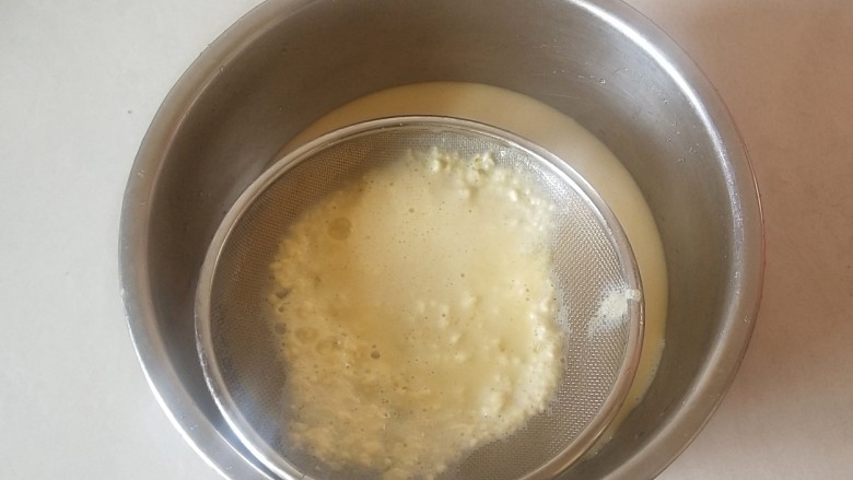 蛋挞,将其过筛,蛋挞液就做好了