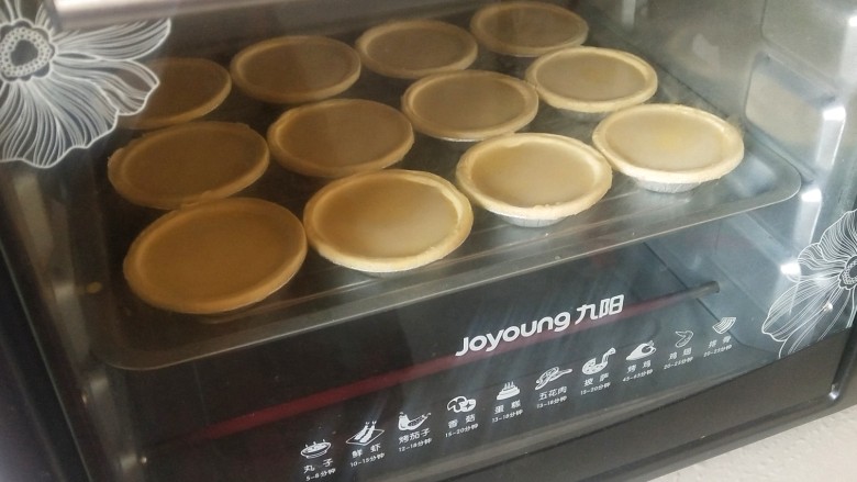 蛋挞,烤箱预热220°,中层上下温烤20分钟