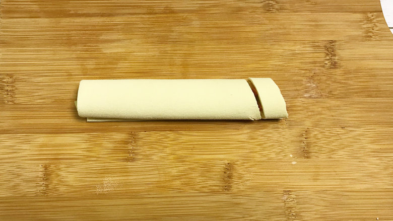京酱肉丝,每隔两厘米左右切斜刀,切好后摆在盘子边上