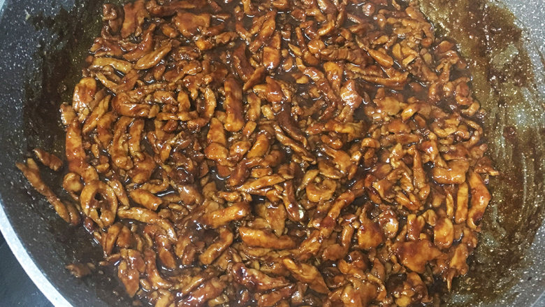 京酱肉丝,锅内倒入酱汁搅拌,放入肉丝,爆炒30秒,再加入白胡椒粉,收干汁水放入盘子中间就完成啦