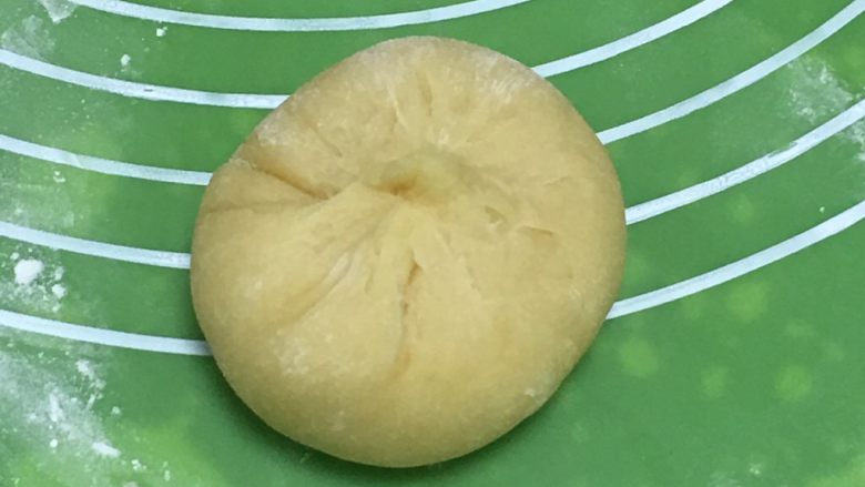 喜饼+椰蓉奶酪味,包裹起来,收紧口子,一定要收紧奥!