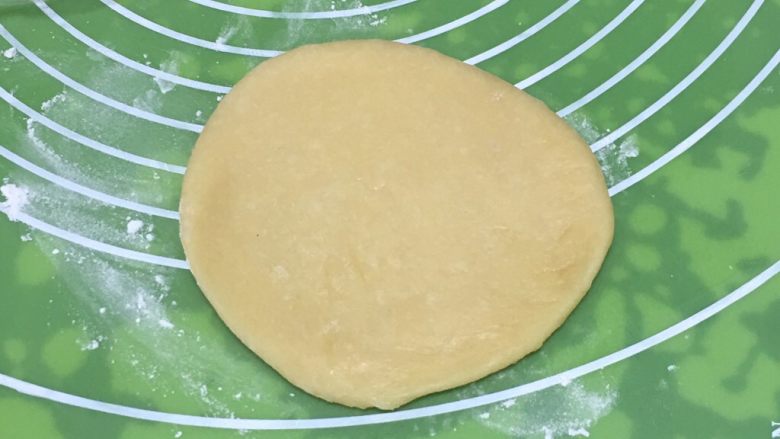 喜饼+椰蓉奶酪味,拿一个剂子擀成圆饼,其它的剂子不要离开保鲜膜,风化很厉害的。