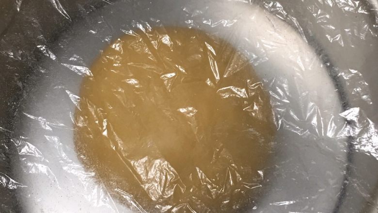 喜饼+椰蓉奶酪味,放入模具,盖上保鲜膜。