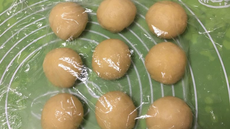 喜饼+椰蓉奶酪味,分成九个剂子,盖上保鲜膜静置20分钟。