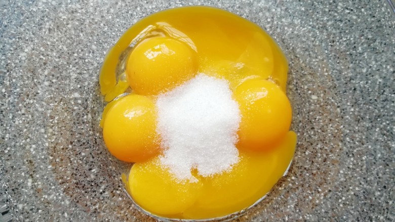斑马纹戚风蛋糕(8寸),给蛋黄里面加入15g细砂糖,用手动打蛋器搅打均匀。