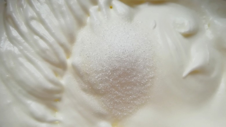 斑马纹戚风蛋糕(8寸),高速打发至出现明显的纹路,最后加入剩下的15g细砂糖,