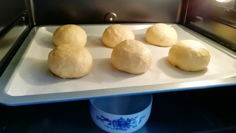 淡奶油餐包,烤箱调至“发酵”功能,放入一碗热水,将面包生胚送入烤箱二次发酵。