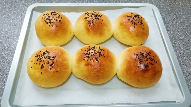 淡奶油餐包,飘着淡奶油香味的餐包出炉啦!