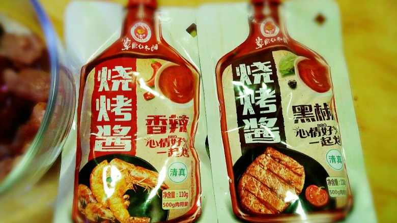 #猪年#快手牙签肉,准备好两种口味的<a style='color:red;display:inline-block;' href='/shicai/ 47006'>烧烤酱</a>:香辣和黑椒