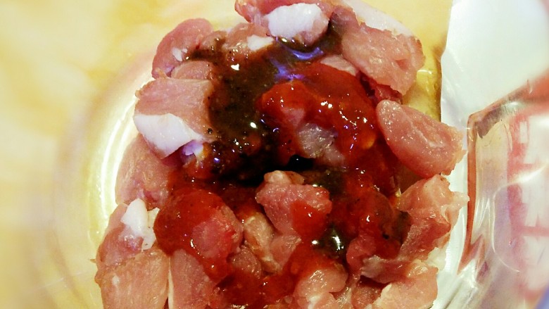 #猪年#快手牙签肉,<a style='color:red;display:inline-block;' href='/shicai/ 4430'>里脊肉</a>切成不规则小块,放入适量烧烤酱