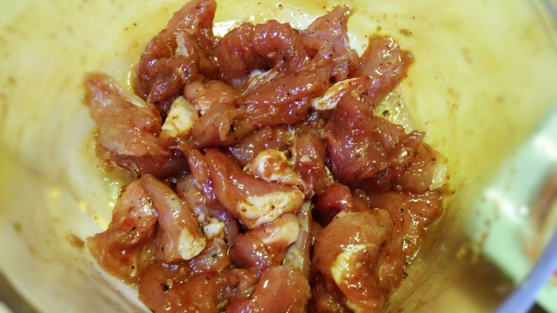 #猪年#快手牙签肉,抓匀后腌制入味,我是提前一夜腌好