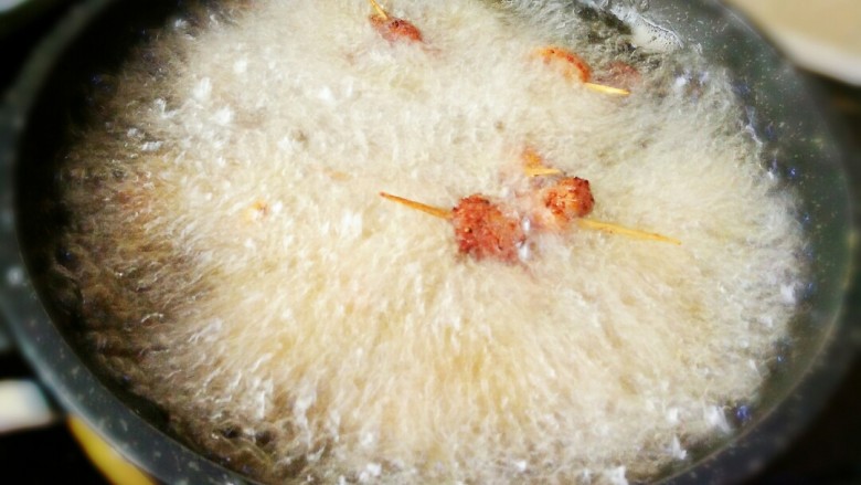 #猪年#快手牙签肉,锅里油烧热,肉放进去能够迅速浮起来,就可以放进去炸,一开始用中火