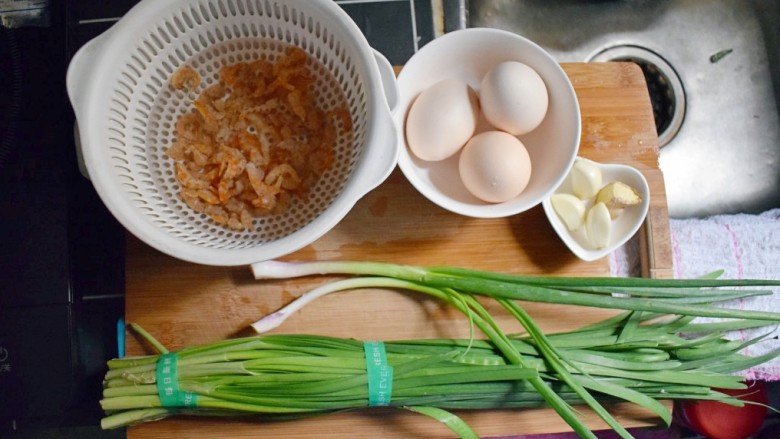 海米韭菜鸡蛋水饺,准备饺子馅所需的食材，<a style='color:red;display:inline-block;' href='/shicai/ 1694'>海米</a>提前一个小时用温水泡发。