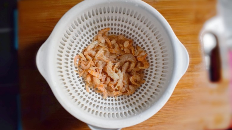 海米韭菜鸡蛋水饺,将泡发的海米洗净,并沥干水分。