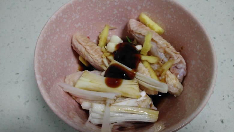 可乐鸡翅,鸡翅放入碗中，加入葱、姜、蒜、耗油、<a style='color:red;display:inline-block;' href='/shicai/ 718'>料酒</a>、<a style='color:red;display:inline-block;' href='/shicai/ 788'>生抽</a>。