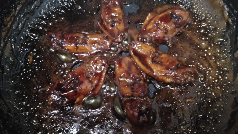 可乐鸡翅,转中火煮10分钟，大火收汁。
