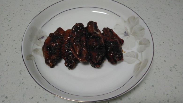 可乐鸡翅,盛入盘中。