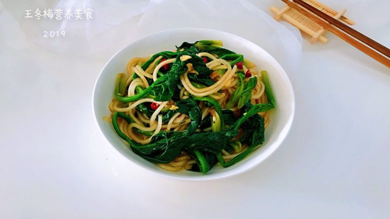 菠菜拌粉条,在春节餐厅上,有这样的一盘菜,不只是引起人们美好的回忆,而且解油腻,大人小孩都喜欢。