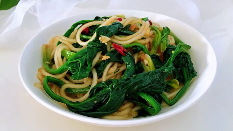 菠菜拌粉条,菠菜是蔬菜中的“营养王”,小身材,大能量,含有丰富维生素 C、胡萝卜素、叶酸、维生素B2以及铁、钙、磷等矿物质和膳食纤维。