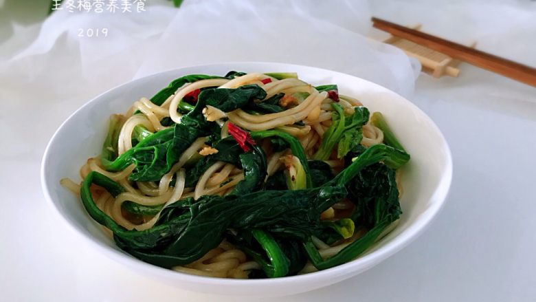 菠菜拌粉条,保护眼睛健康,保持皮肤干净,预防便秘,大人小孩都适合。