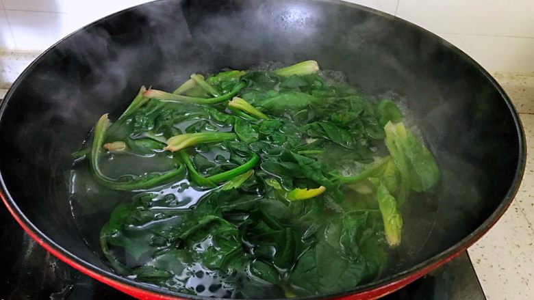 菠菜拌粉条,焯一下水,捞出过凉开水。