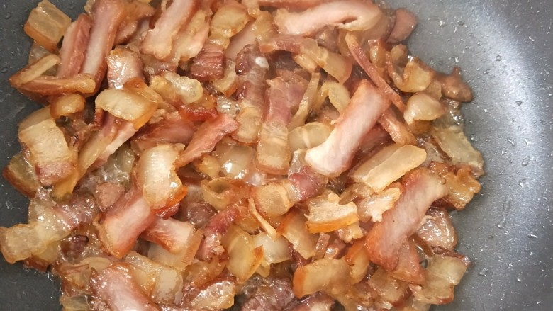 #猪里脊#腊肉炒荷兰豆,小火炒至肥肉出油,然后倒掉多余的猪油。(炒的过程会有很多油,所以需要倒掉一些)