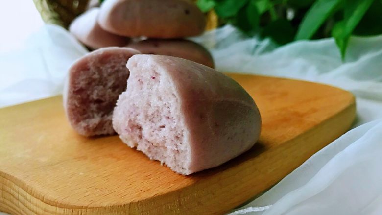 紫薯馒头，柔软超弹,蒸锅冷水大火烧开，中火十五分钟后就好。关火，焖五分钟出锅。